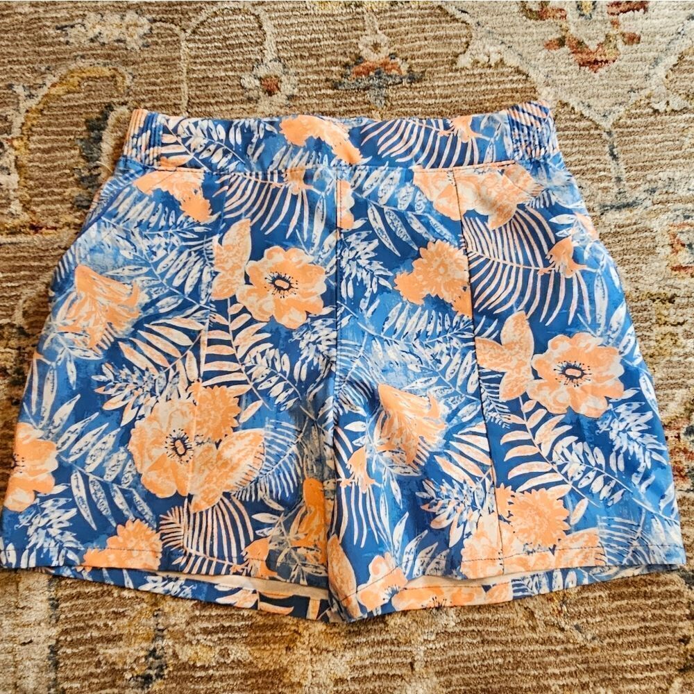 Columbia zip pocket shorts with 5" inseam sz small, like new!